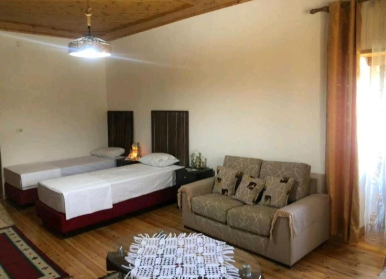 Miziriguesthouse Гирокастра Экстерьер фото